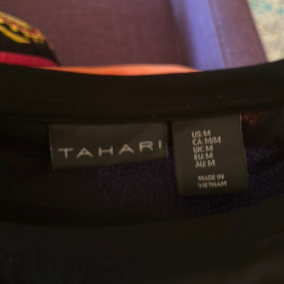 Tahari “Blouson Sleeve Mixed Media Top” Size:M
Color:Black - Picture 4 of 6